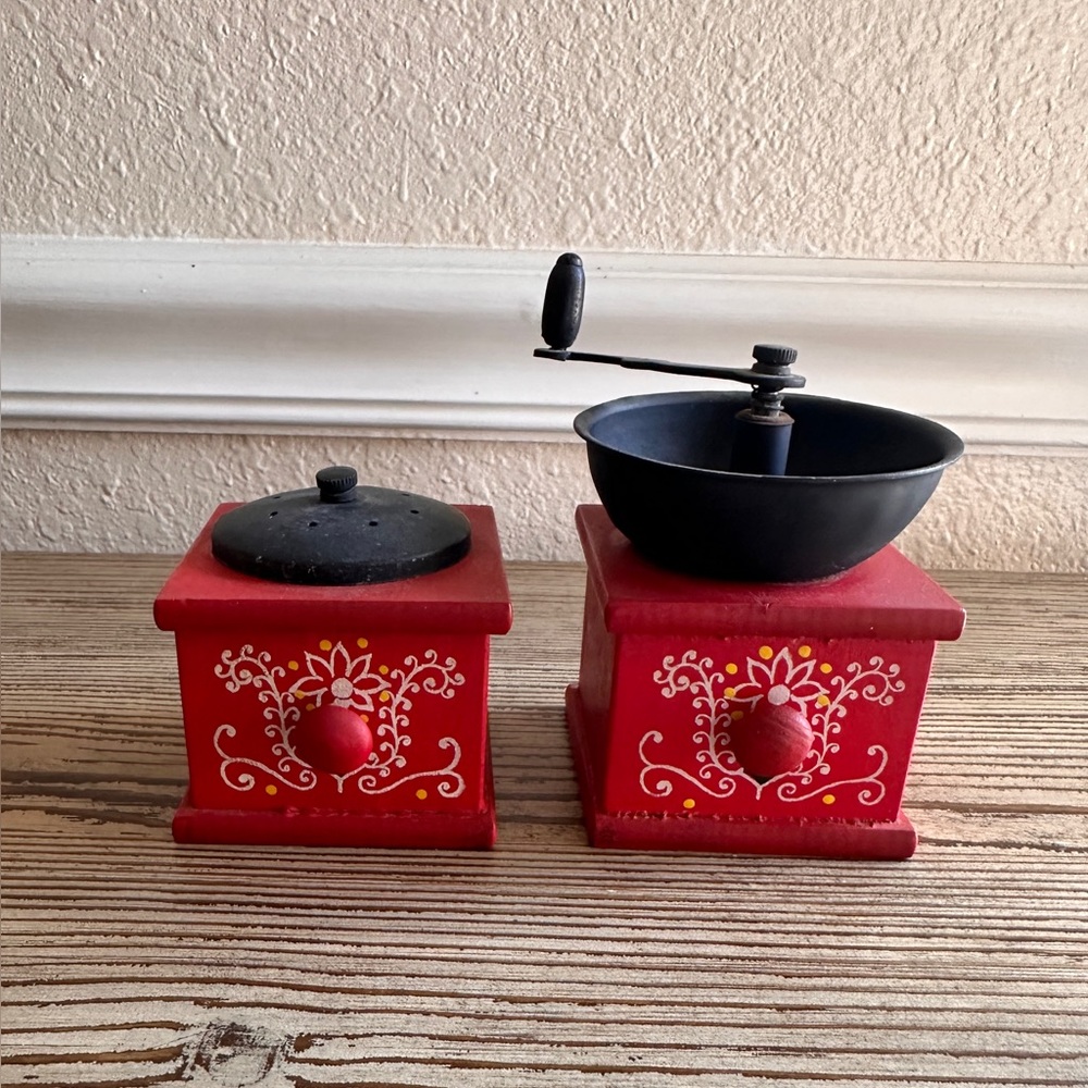 Vintage Salt and Pepper Shaker Set Coffee Grinder Design Enesco Japan Red